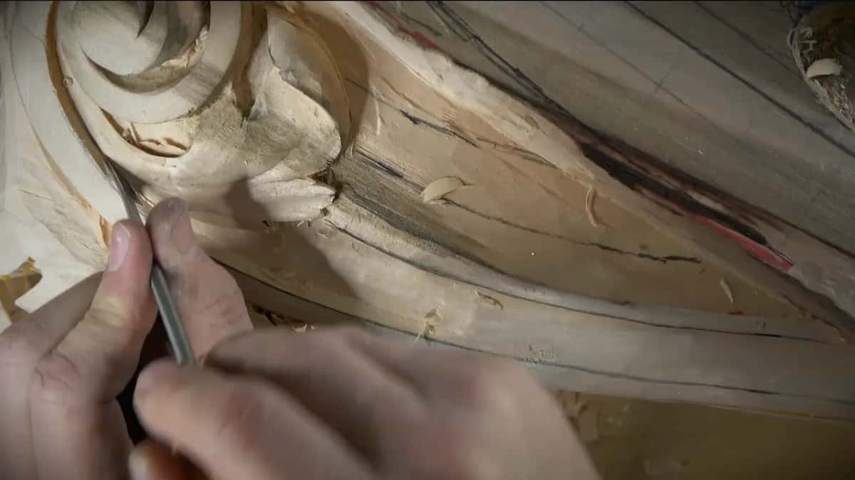 Thin veiner working under the scroll edge