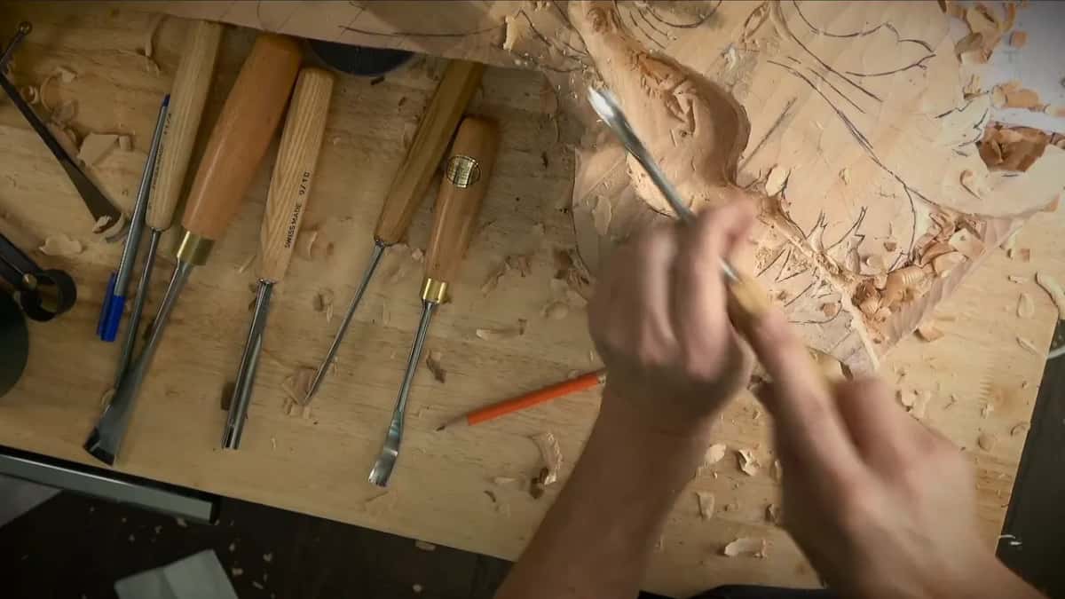 Right hand drives a gouge into the drop