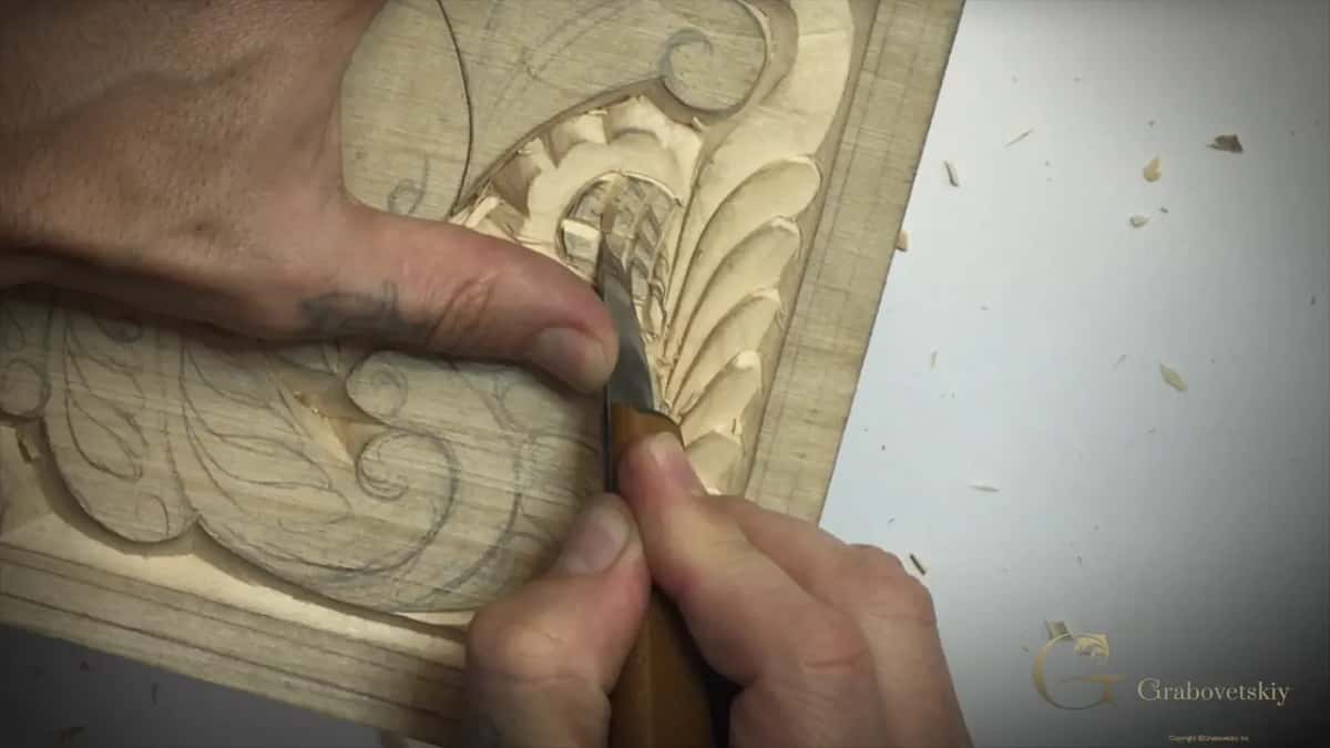 Thumb down, blade upright by the border