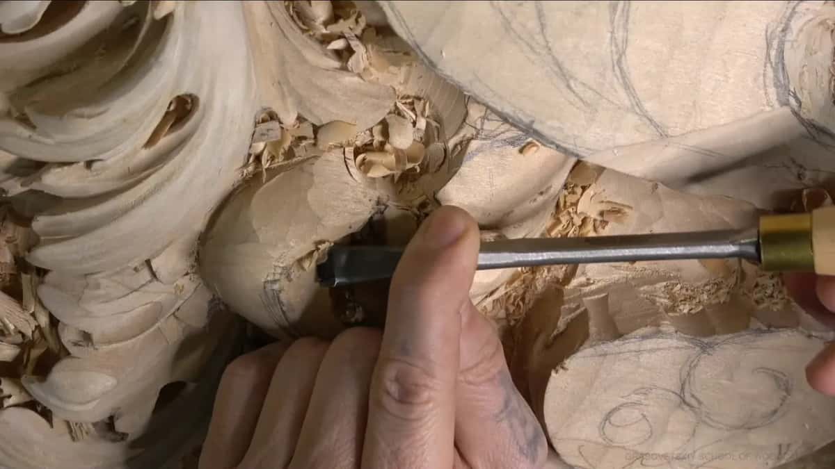 Brass ferrule, flatter gouge, laid across the lobe.