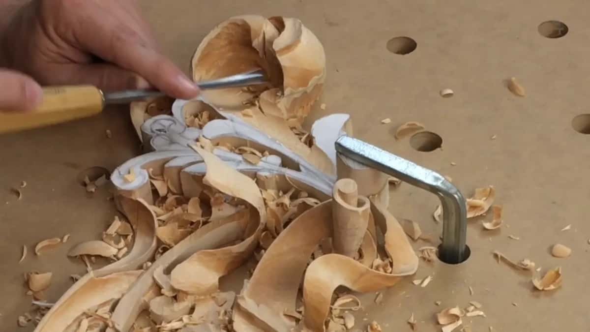 Light handle, blade pushed into the curl