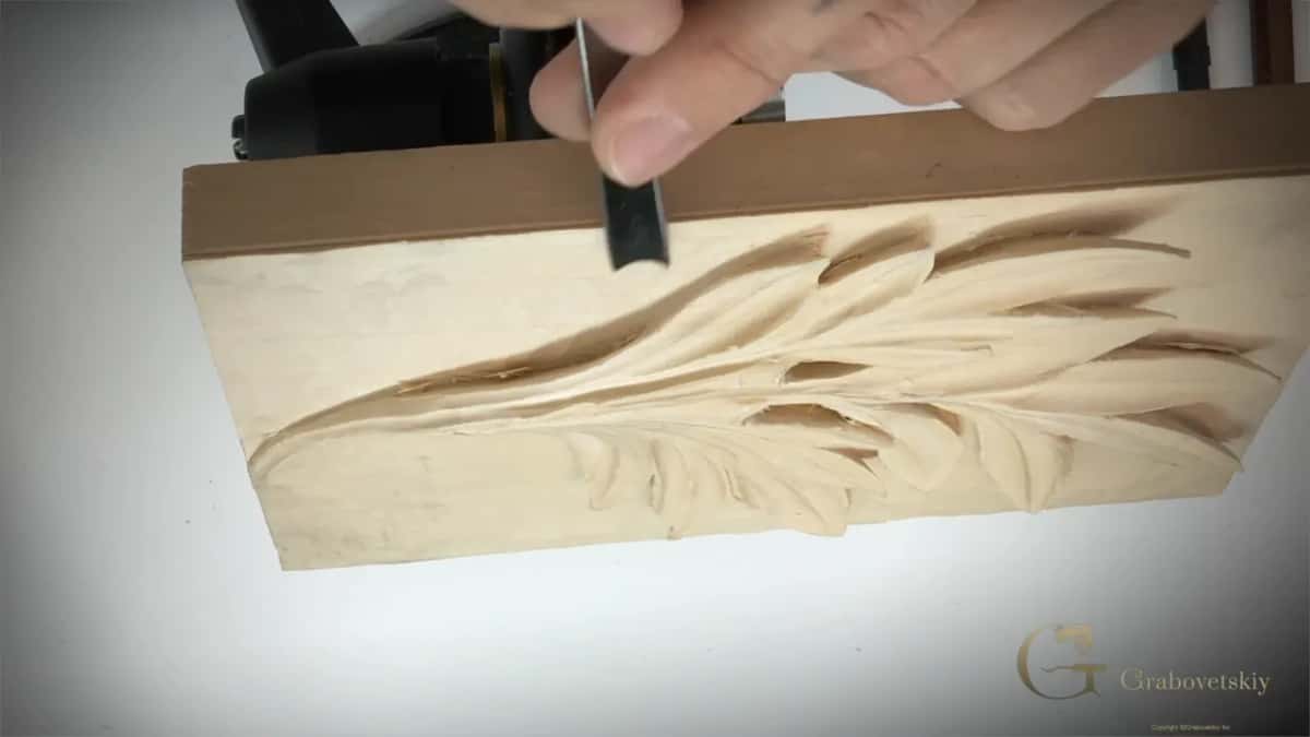 A gouge upright at the outline