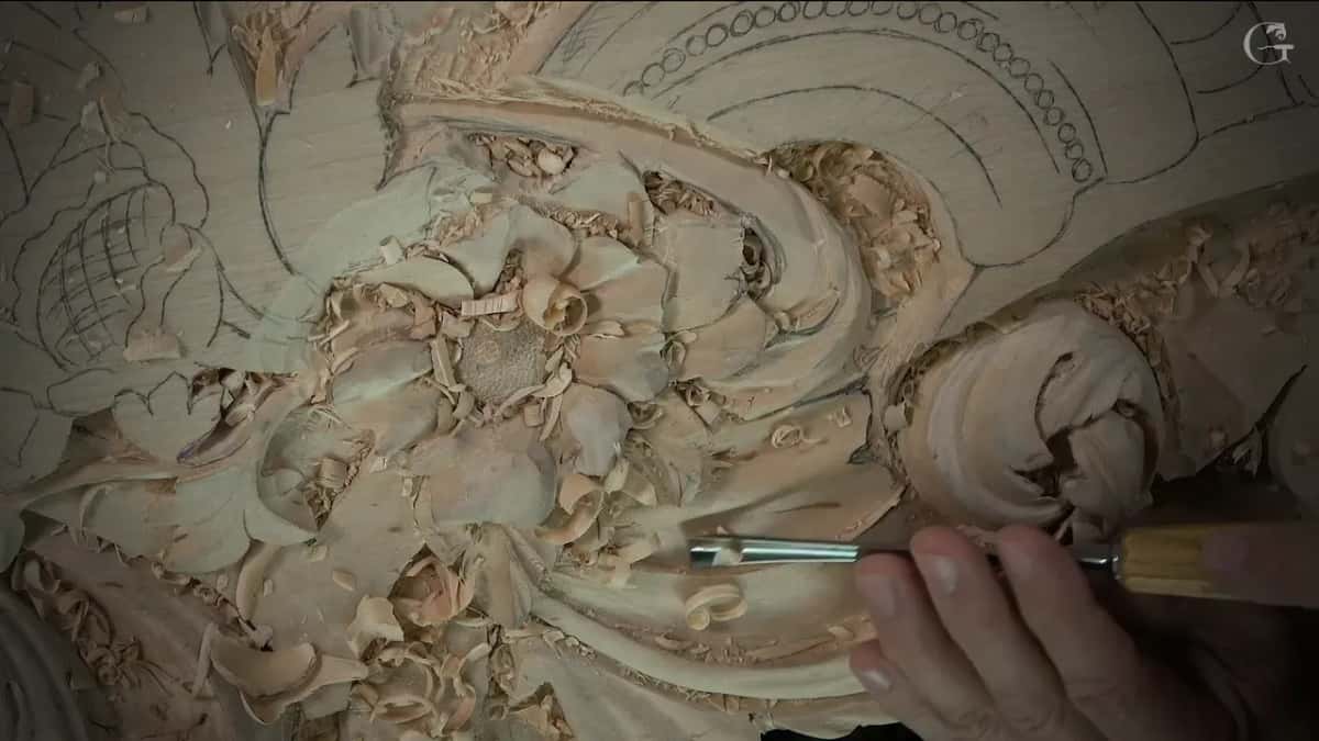 Gouge laid along the lower edge of the flower