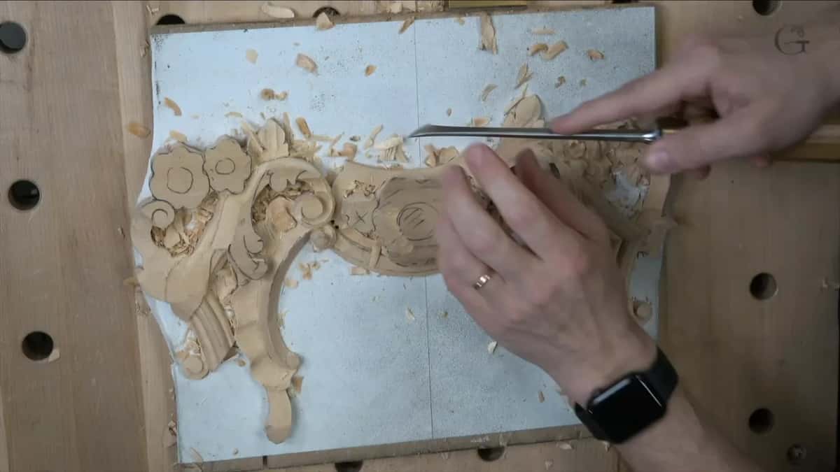 Long thin blade laid flat across the middle shell