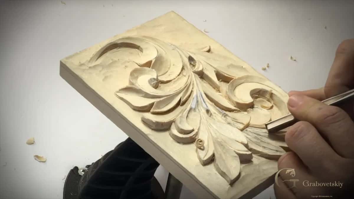 Parting two neighbouring details with a single groove between them