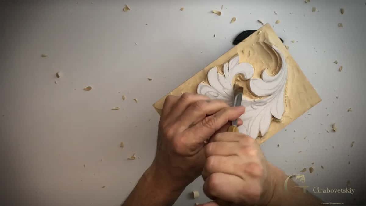 Straight gouge going into a pocket by the curl