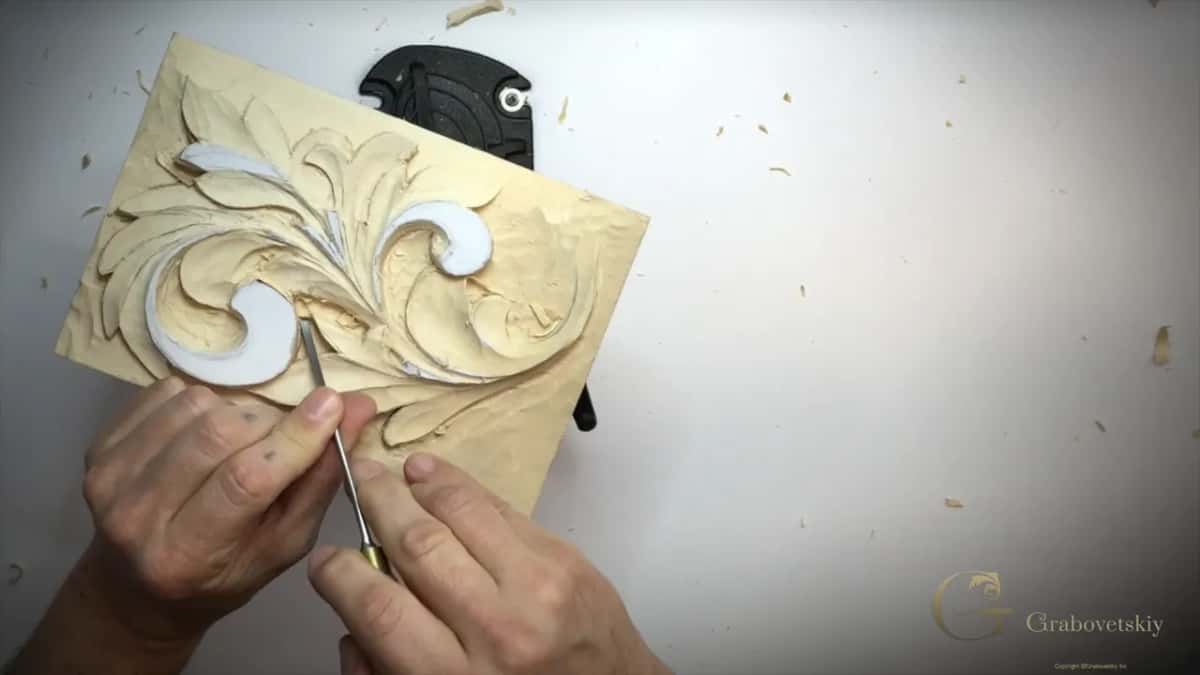 Hands on a thin tool at the left curl