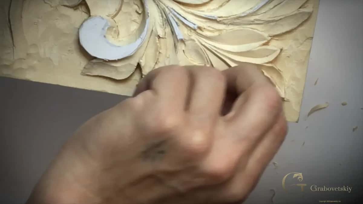A fist over the lobes near the top curl