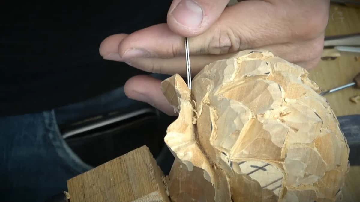 Needle-fine tool standing in the groove.