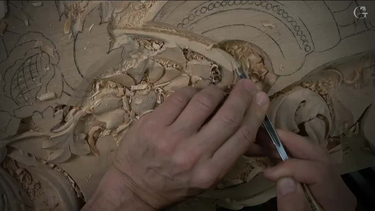 Two hands on one slender gouge