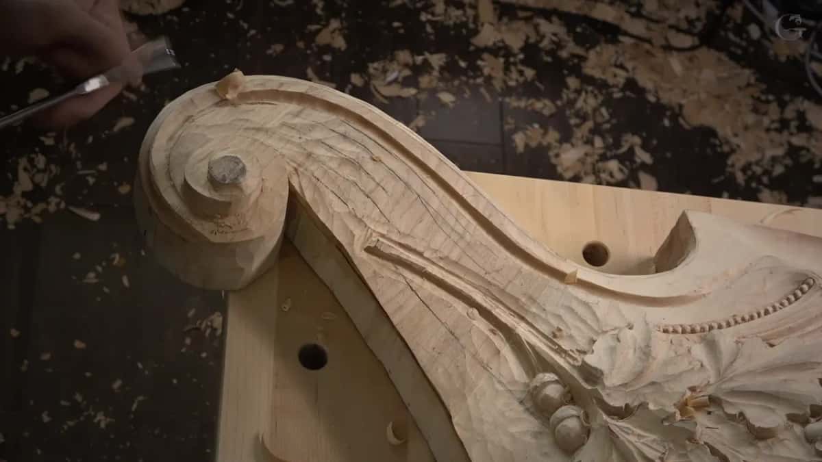 A pale hollow now runs along the top edge of the scroll.