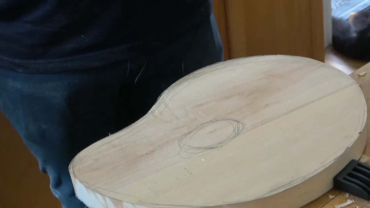 Shaped background board, a pencil oval in the middle and a traced outline running just inside its edge
