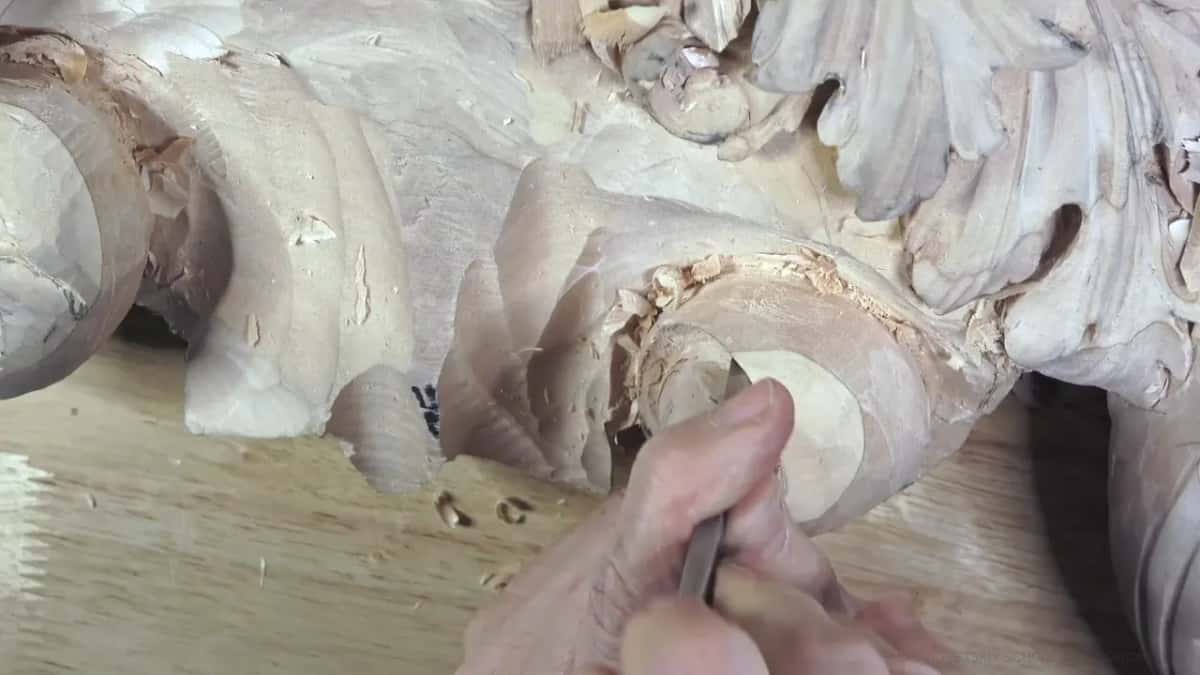 Held like a pencil, a thin veiner works into the rim from the lower left.