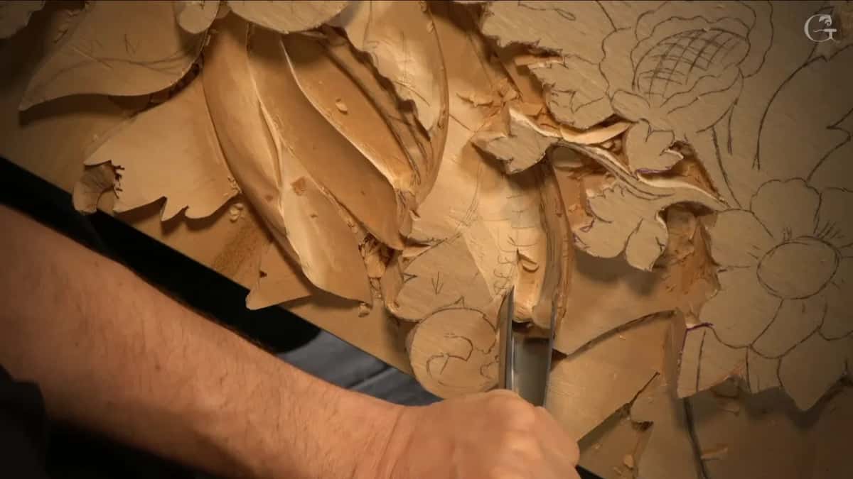 Wide veiner sunk into the acanthus hollow