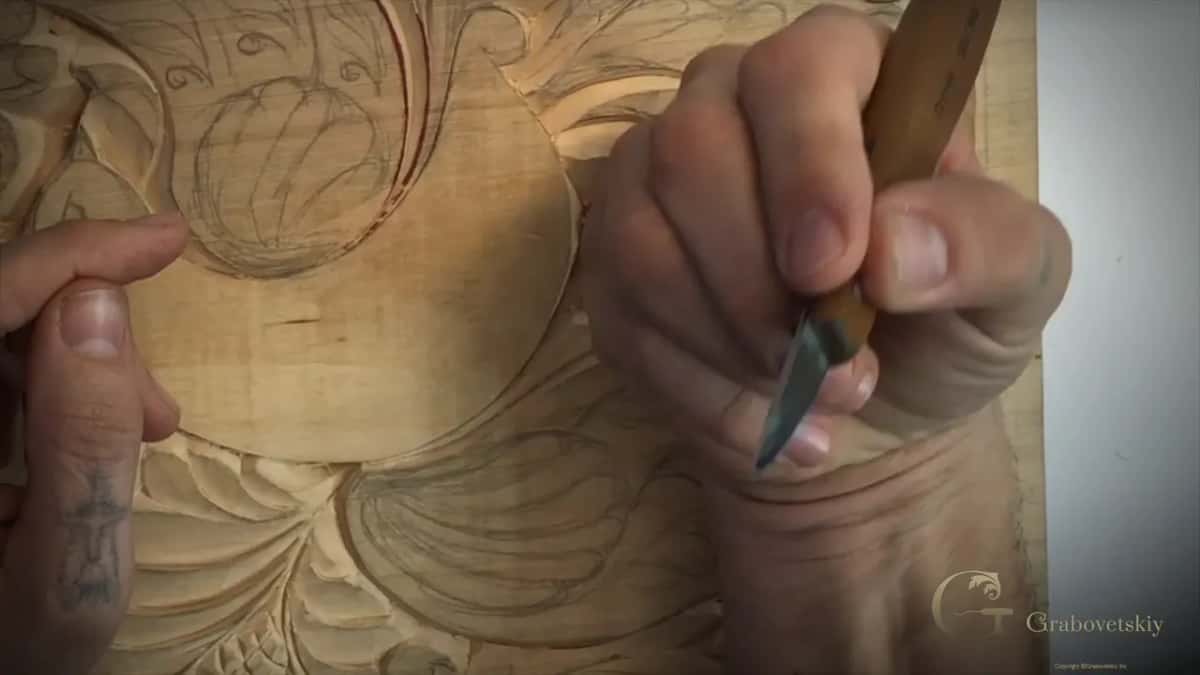 Short grip near the blade, working by the round body of the bird
