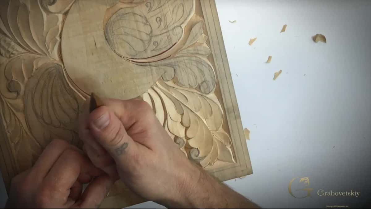Knife tip below the round body