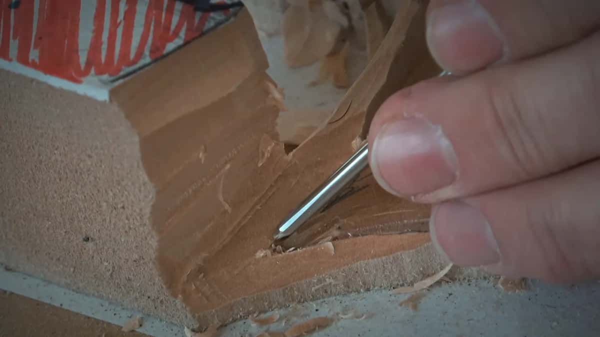 Tiny tool tip in a dark line under the edge