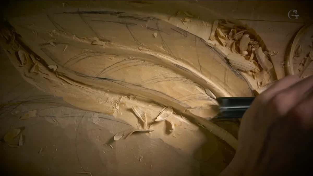 Into the lobe Gouge with a black ferrule entering a lobe from the right