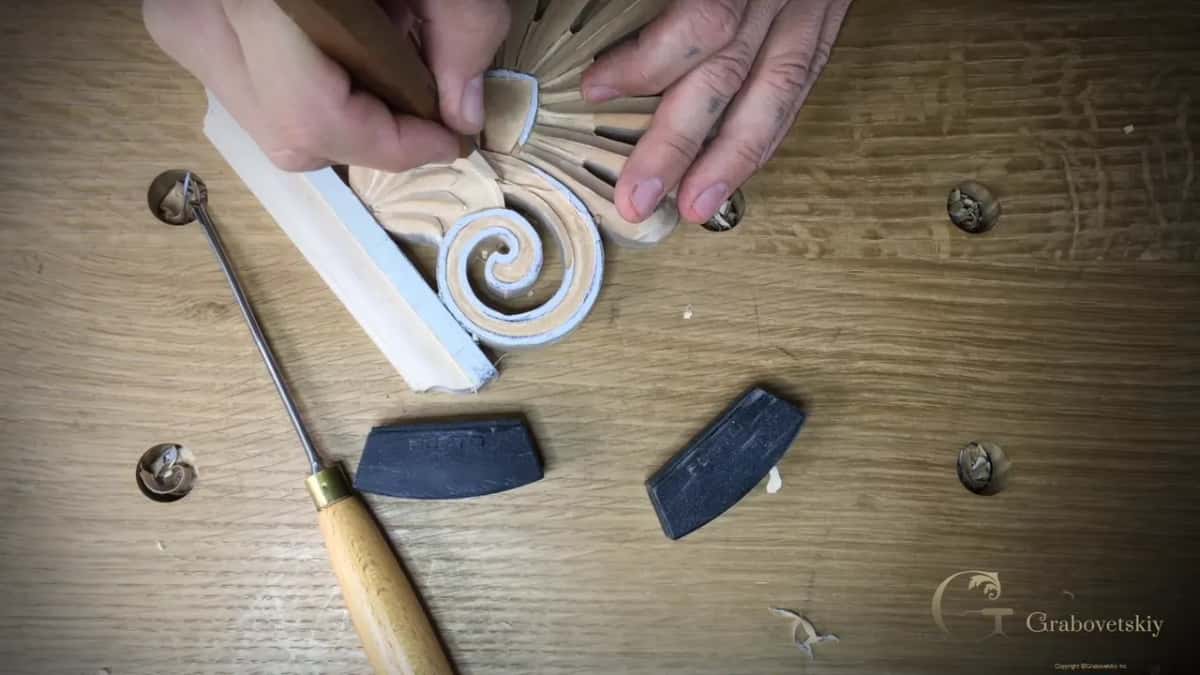 Near the fan, a knife works beside the left spiral