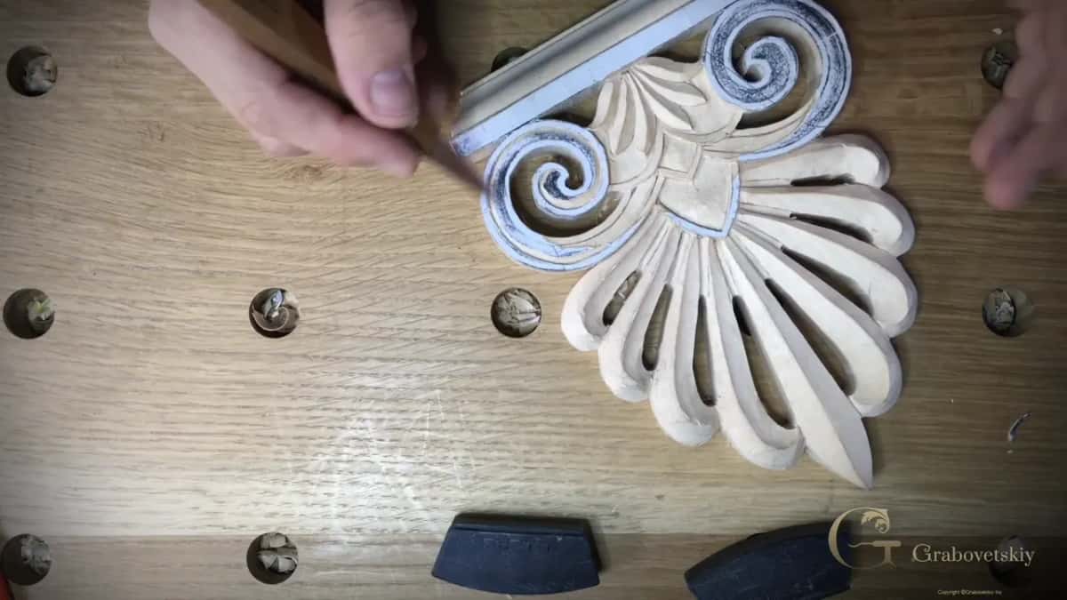 Knife tip along the sawn outer rim of the left spiral