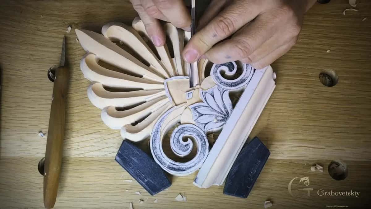 Knife on the bench, chisel at the center