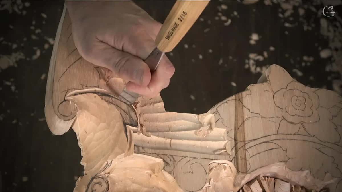 Gouge with a light handle in a carved curve